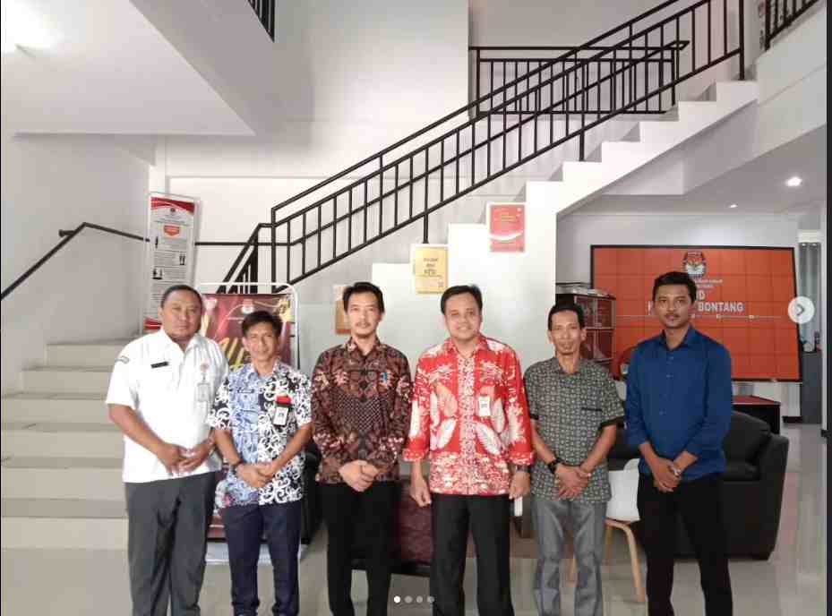 Kepala Badan Kesbangpol, Deddy Haryanto melakukan pertemuan dengan Komisi Pemilihan Umum (KPU) Kota Bontang pada Kamis, 18 April 2024.